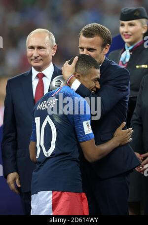 Il francese Kylian Mbappe riceve il premio miglior giovane giocatore dal presidente francese Emmanuel Macron dopo la finale della Coppa del mondo FIFA 2018 allo stadio Luzhniki di Mosca, il 15 luglio 2018 Foto Stock