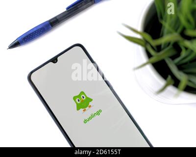 LOD, Israele - 8 luglio 2020: Moderno spazio di lavoro minimalista per ufficio con smartphone nero mobile con Duolingo - schermata di avvio dell'applicazione per l'apprendimento delle lingue con l Foto Stock