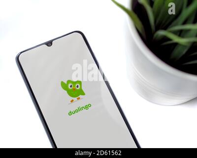 LOD, Israele - 8 luglio 2020: Moderno spazio di lavoro minimalista per ufficio con smartphone nero mobile con Duolingo - schermata di avvio dell'applicazione per l'apprendimento delle lingue con l Foto Stock