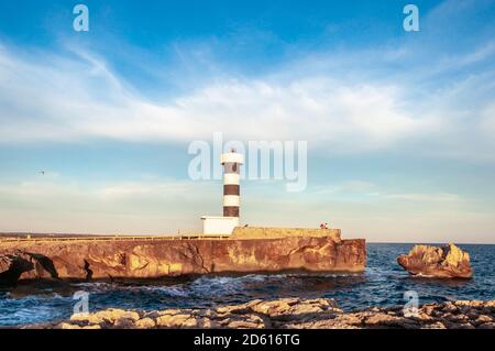 Splendida vista del faro di Colonia de Sant Jordi sull'isola di Maiorca, Spagna Foto Stock