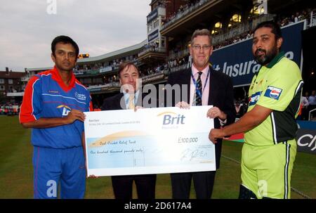 Il capitano pakistano Inzaman ul Haq (r) e il capitano internazionale XI Rahul Dravid (l) con Paul Sheldon, Chief Executive Surrey CCC, e Dane Douetil, Chief Executive Brit Insurance Holdings PLC Foto Stock