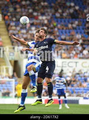 Craig Bryson della contea di Derby (a destra) e John Swift di Reading (a sinistra) Foto Stock