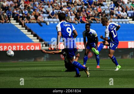 Michael Jacobs di Wigan Athletic (a destra) segna il suo primo gol al fianco Foto Stock