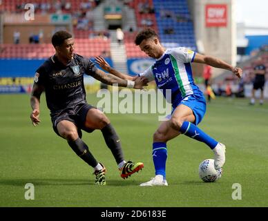 Antonee Robinson di Wigan Athletic (a destra) e Liam Palmer di Sheffield Wednesday combatti per la palla Foto Stock