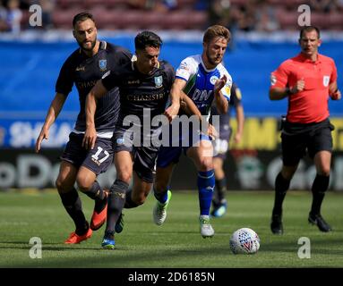 Michael Jacobs di Wigan Athletic (a destra) è affrontato da Sheffield Wednesday's. Joey Pelupessy Foto Stock