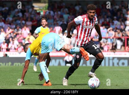 Brentford's Ollie Watkins (a destra) sulla palla contro Rotherham United durante la partita EFL Championship a Griffin Park, Londra Foto Stock