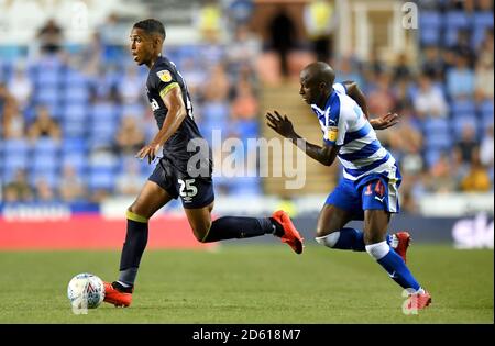 Il Max Lowe della contea di Derby (a sinistra) e il Reading Sone Aluko in azione durante la partita del campionato Sky Bet allo stadio Madejski di Reading. Foto Stock