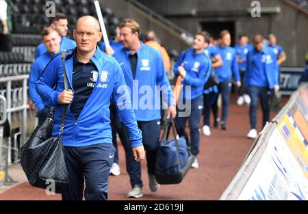 Il presepe Preston North End Alex Neil arriva a terra Foto Stock