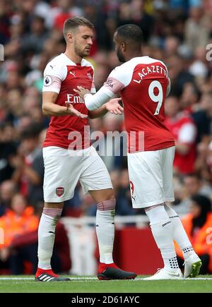 Arsenal Aaron Ramsey (a sinistra) è sostituito da Alexandre Lacazette Foto Stock