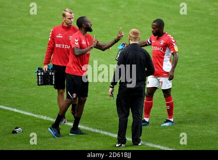 Il primo allenatore di squadra di Charlton Athletic Jason Euell (seconda a sinistra) Fornisce istruzioni a Mark Marshall di Charlton Athletic (a destra) Foto Stock