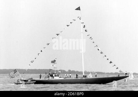 LO YACHT AMERICAS CUP ENDEAVOUR SALPA A COWES DOPO IL SUO LANCIO A CALSHOT ANNI 80 Foto Stock