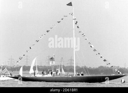 LO YACHT AMERICAS CUP ENDEAVOUR SALPA A COWES DOPO IL SUO LANCIO A CALSHOT ANNI 80 Foto Stock