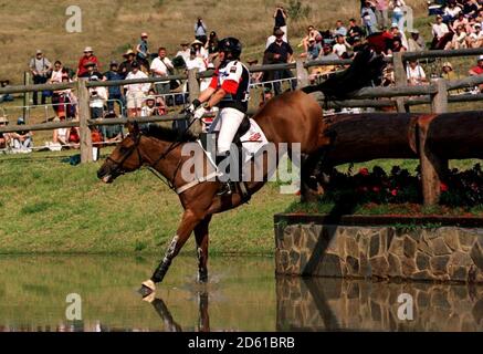 Mary King della Gran Bretagna mette il cavallo Star Appeal attraverso il suo passi Foto Stock