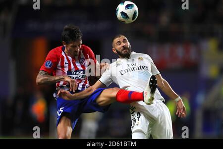 Stefan Savic dell'Atletico Madrid (a sinistra) e Karim Benzema del Real Madrid combatti per la palla Foto Stock