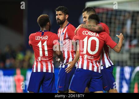 Diego Costa (centro) dell'Atletico Madrid festeggia il secondo posto della sua parte Obiettivo del gioco con i compagni di squadra atletico Madrid Thomas Lemar (a sinistra) e Angel Correa dell'Atletico Madrid (a destra) Foto Stock