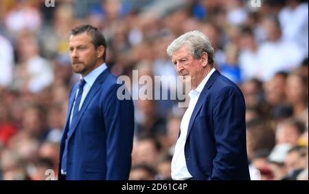 Il manager di Fulham Slavisa Jokanovic (a sinistra) e il direttore di Crystal Palace Roy Hodgson sulla linea di contatto Foto Stock