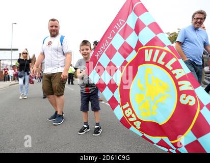 Un giovane fan ondeggia una bandiera di Aston Villa fuori dall' terra prima del gioco Foto Stock