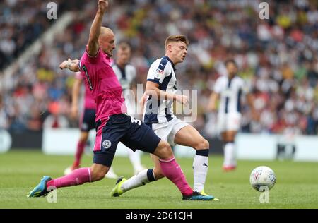 West Bromwich Albion's Harvey Barnes e Queens Park Rangers' toni Leistner battaglia per la palla Foto Stock