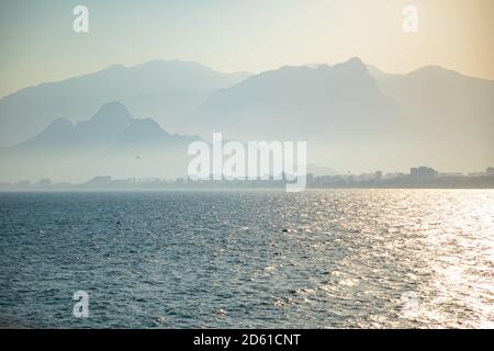Bel paesaggio di montagne e il Mar Mediterraneo in Turchia, Antalya Foto Stock