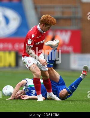 Il Jack Colback della Foresta di Nottingham (a sinistra) fouls il Nick Powell di Wigan Athletic Foto Stock