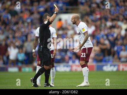 Aston Villa's Alan Hutton (a destra) riceve un cartellino giallo da Arbitro Tim Robinson Foto Stock