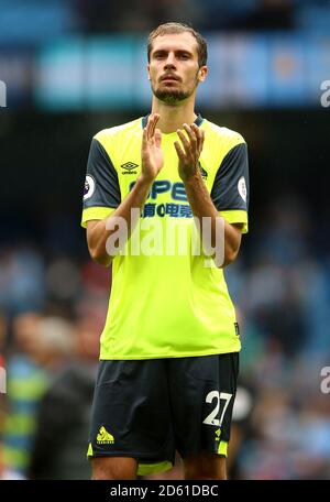 Jon Gorenc Stankovic di Huddersfield Town applaude i fan dopo il fischio finale Foto Stock