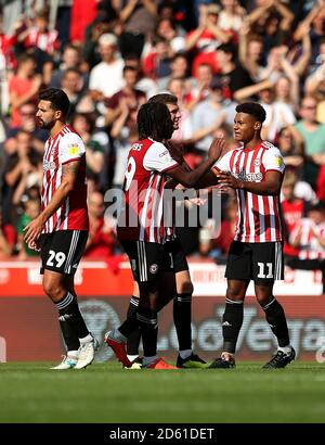 Ollie Watkins di Brentford (a destra) celebra il secondo gol della sua parte del gioco Foto Stock