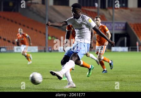 Jordy Hiwula di Coventry City spara verso la meta Foto Stock