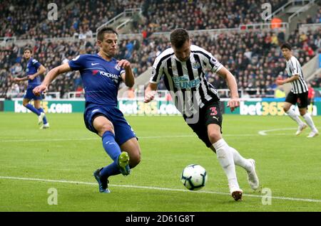 Cesar Azpilicueta di Chelsea (a sinistra) e Paul Dummett di Newcastle United (a destra) combatti per la palla Foto Stock