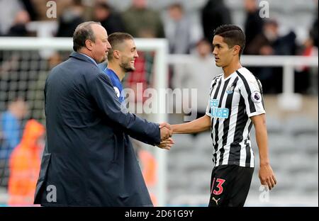 Yoshinori Muto di Newcastle United (a destra) scuote le mani con Newcastle United manager Rafael Benitez dopo il fischio finale Foto Stock