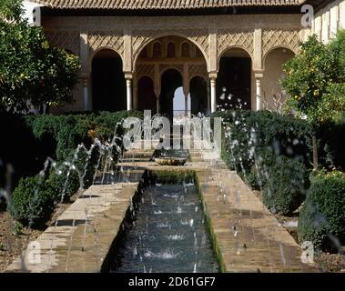 Spagna, Andalusia, Granada. Il Generalife. Occupato le pendici della collina del Sole (Cerro del Sol). Fu costruita nel XIII secolo e ridecorata dal re Abu i-Walid Isma'il (1313-1324). Il Generalife è formato da due gruppi di edifici collegati dal patio dell'Irrigation Ditch (patio de la Acequia). Vista sul patio con i suoi giardini e sul padiglione sud. Foto Stock