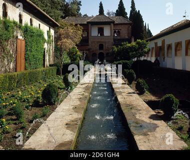 Spagna, Andalusia, Granada. Il Generalife. Occupato le pendici della collina del Sole (Cerro del Sol). Fu costruita nel XIII secolo e ridecorata dal re Abu i-Walid Isma'il (1313-1324). Il Generalife è formato da due gruppi di edifici collegati dal patio dell'Irrigation Ditch (patio de la Acequia). Vista sul patio con i suoi giardini e sul padiglione settentrionale. Foto Stock