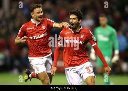 Il Gil Dias (a destra) di Nottingham Forest celebra il terzo posto della sua parte Obiettivo del gioco con il compagno di squadra Matty Cash Foto Stock