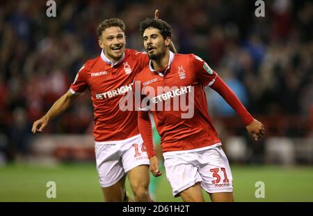 Il Gil Dias (a destra) di Nottingham Forest celebra il terzo posto della sua parte Obiettivo del gioco con il compagno di squadra Matty Cash Foto Stock