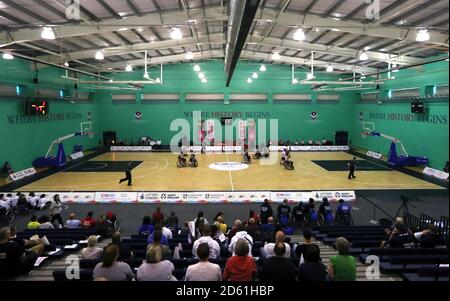 Una visione generale dell'azione di partita tra il Galles e. Inghilterra nord nella sedia a rotelle Pallacanestro durante il giorno due di I Giochi scolastici all'Università di Loughborough Foto Stock