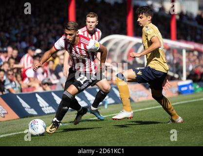 Gil Dias di Nottingham Forest (a destra) cerca di affrontare il detto di Brentford Benrahma Foto Stock