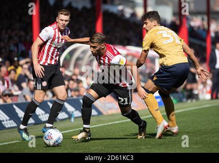 Gil Dias di Nottingham Forest (a destra) cerca di affrontare il detto di Brentford Benrahma (centro) Foto Stock