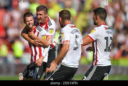 Oliver Norwood (a sinistra) di Sheffield United celebra il terzo posto della sua parte obiettivo del gioco con i compagni di squadra Foto Stock