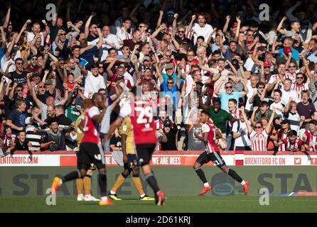 Ollie Watkins di Brentford (a destra) celebra il secondo gol della sua parte del gioco Foto Stock