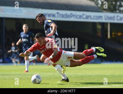 La pagina di Lewis di Charlton Athletic (a sinistra) è affrontata da Southend United's. Stephen McLaughlin Foto Stock