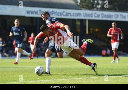 La pagina di Lewis di Charlton Athletic (a sinistra) è affrontata da Southend United's. Stephen McLaughlin Foto Stock