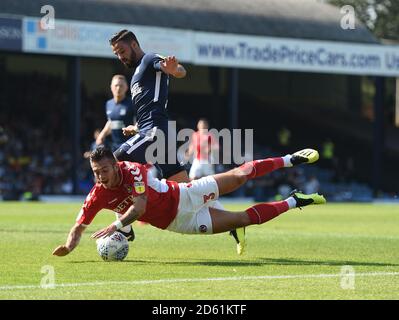 La pagina di Lewis di Charlton Athletic (a sinistra) è affrontata da Southend United's. Stephen McLaughlin Foto Stock