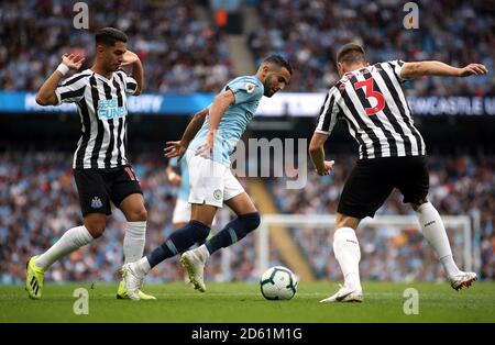 Riyad Mahrez (centro) della città di Manchester battaglia per la palla con Paul Dumatt (a destra) e Ayoze Perez di Newcastle United Foto Stock