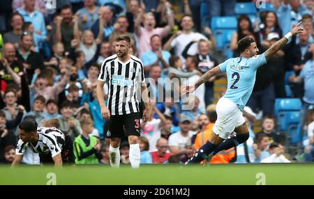 Il Kyle Walker di Manchester City (a destra) celebra il secondo posto della sua parte Obiettivo del gioco come Newcastle United's Paul Dumott (centro) viene espulso Foto Stock