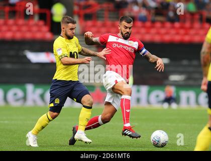 Il Marlon Pack di Bristol City è affrontato da Adam di Blackburn Rovers Armstrong Foto Stock