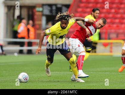 Lo scontro tra Jack Hunt e Kasey Palmer di Blackburn Rovers a Bristol City durante un'attrezzatura Foto Stock