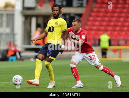 Lo scontro tra Jack Hunt e Kasey Palmer di Blackburn Rovers a Bristol City durante un'attrezzatura Foto Stock