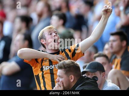 Un fan di Hull City mostra il suo sostegno negli stand Foto Stock