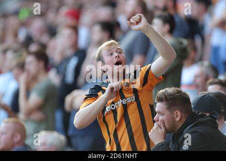 Un fan di Hull City mostra il suo sostegno negli stand Foto Stock