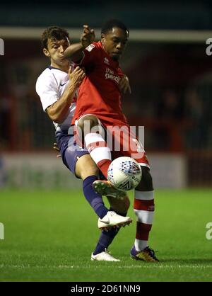 Ashley Nathaniel-George di Crawley Town tiene la palla sotto pressione Da Tottenham Hotspur U21 George Marsh (a sinistra) Foto Stock